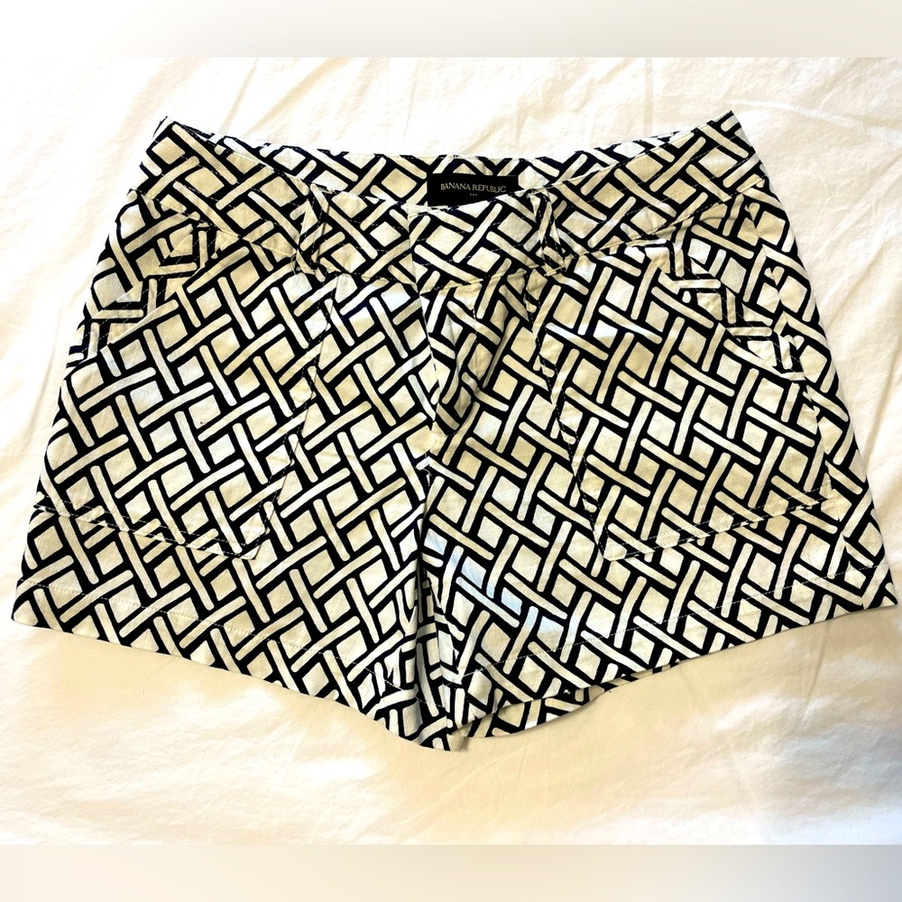 **NWOT**Banana Republic Black/White Dress Shorts Size 2